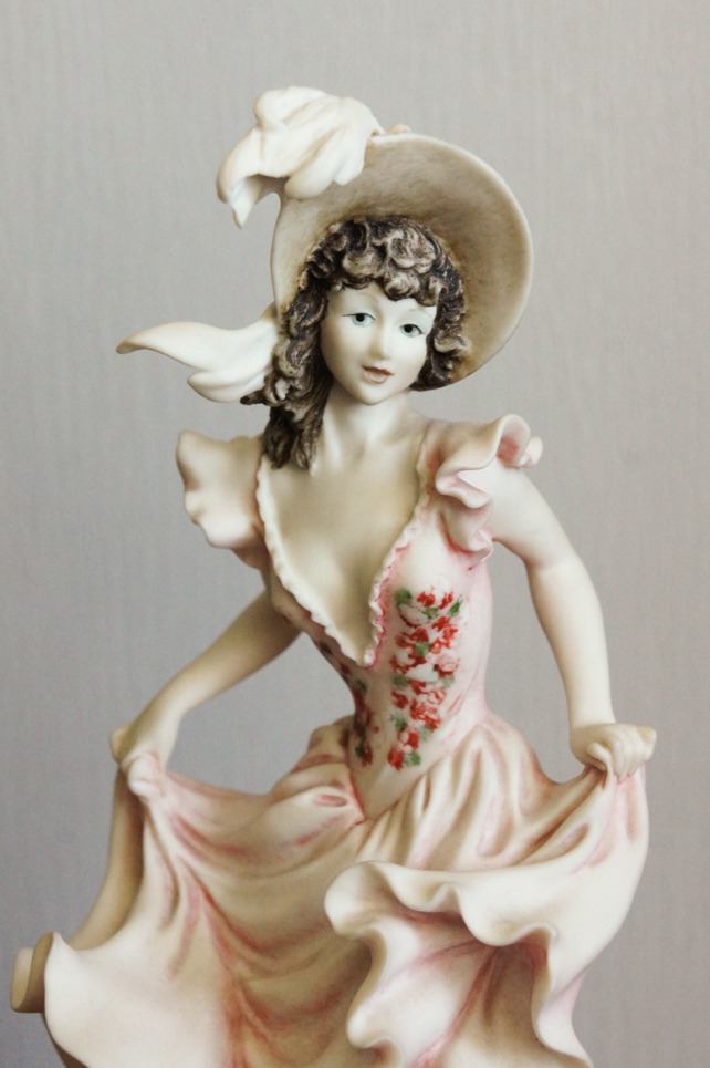 Девушка в розовом на ветру, Giuseppe Armani, статуэтка