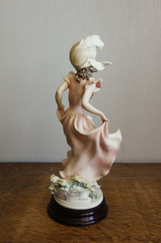 Девушка в розовом на ветру, Джузеппе Армани, статуэтка