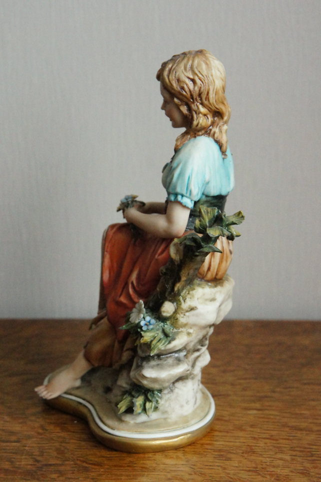 Девочка с цветочками, Luciano Cazzola, Каподимонте, статуэтка