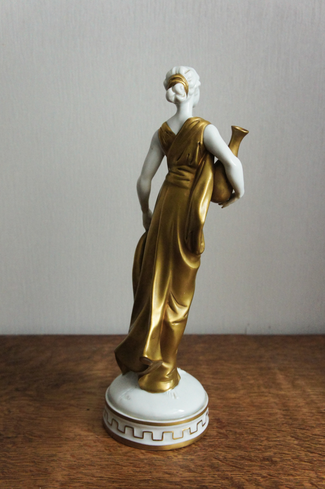 Дама с кувшином, Ipa, Каподимонте, статуэтка