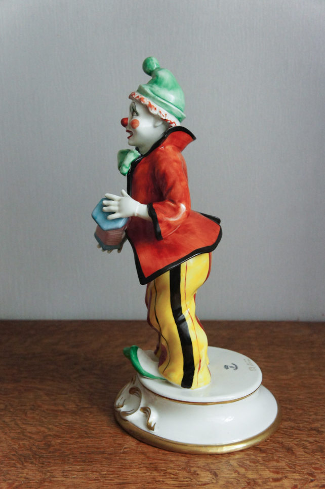Клоун с гармошкой, Cesare Villari, Каподимонте, статуэтка