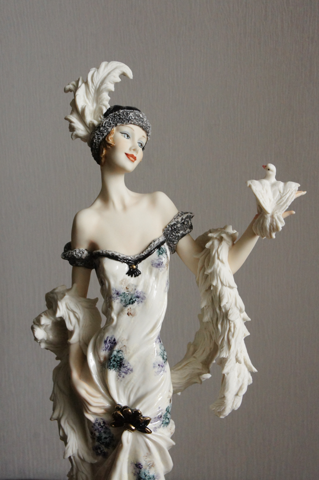 Келли с голубем, Giuseppe Armani, Florence, статуэтка