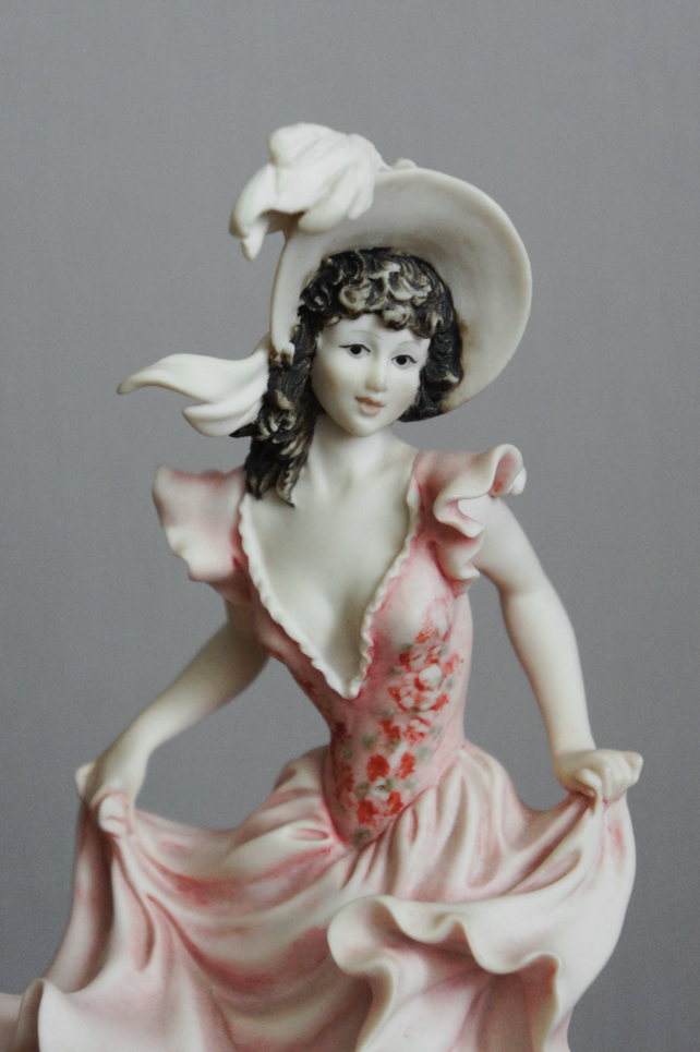 Девушка в розовом на ветру, Giuseppe Armani, статуэтка