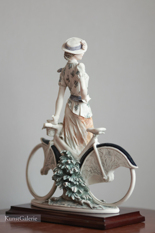 Розали с велосипедом, Джузеппе Армани, статуэтка