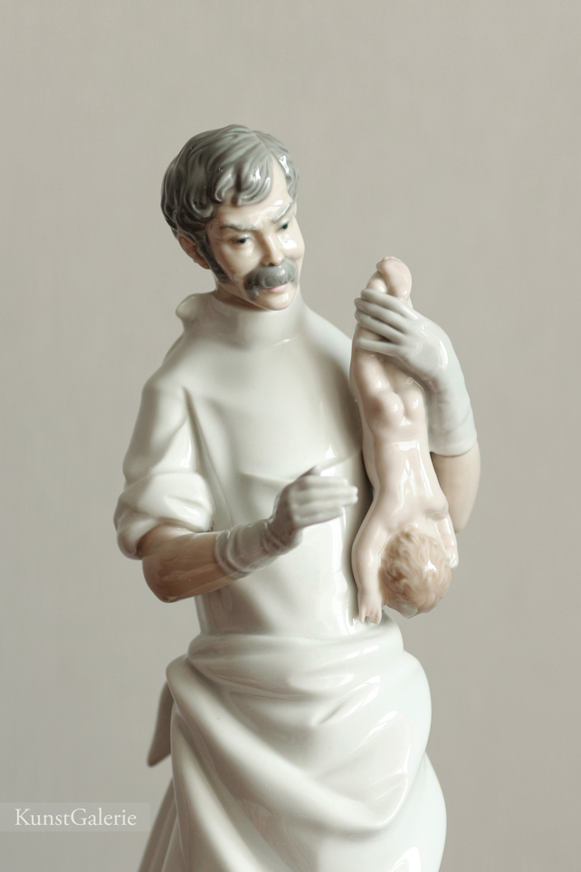 Врач акушер, фарфоровая статуэтка, Lladro