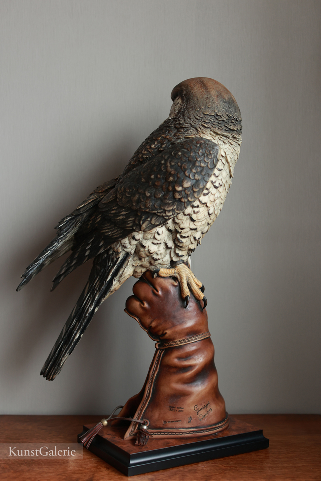 The Falconer, Джузеппе Армани, статуэтка