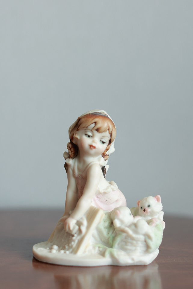 Девочка с корзинкой котят, Джузеппе Армани, Флоренс, статуэтка