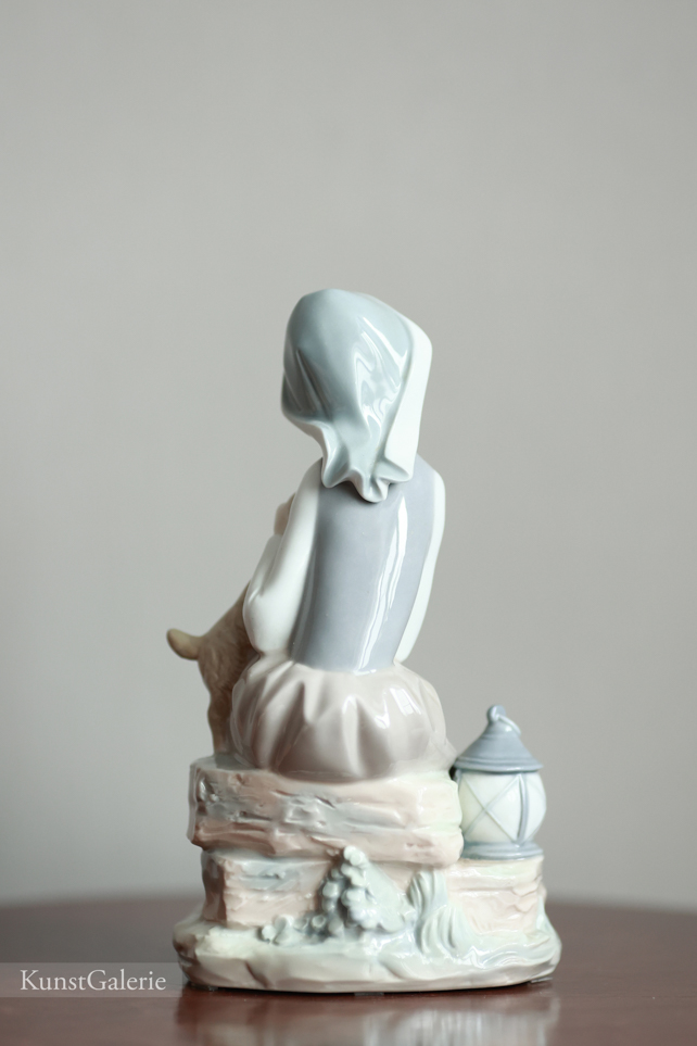 Девочка с фонарем, фарфоровая статуэтка, Lladro