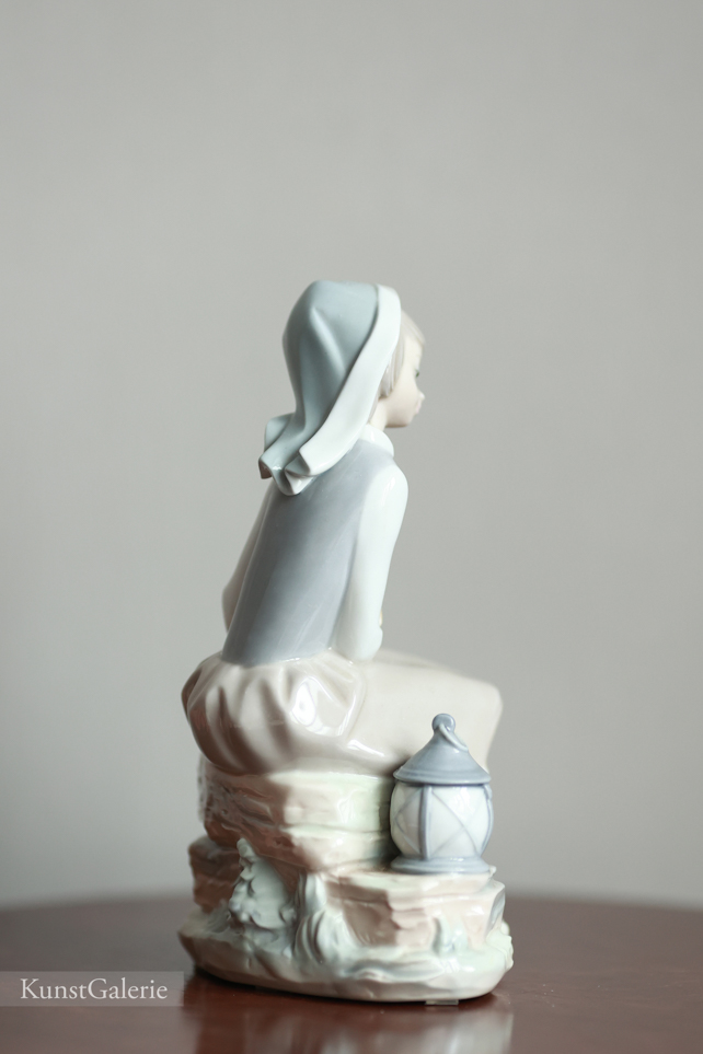 Девочка с фонарем, фарфоровая статуэтка, Льядро