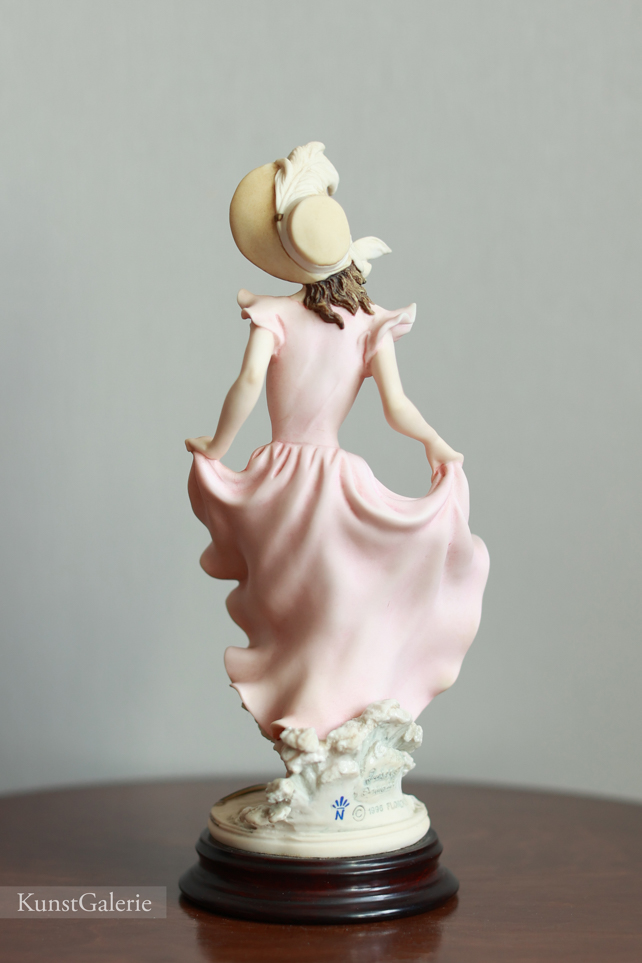Девушка в розовом на ветру, Джузеппе Армани, статуэтка
