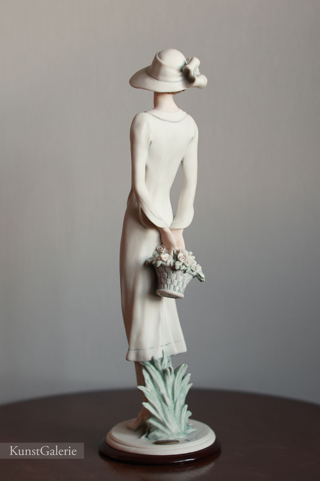 Леди с корзинкой цветов, Giuseppe Armani, Florence, статуэтка