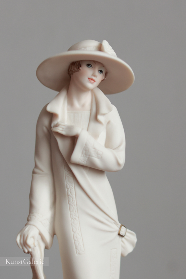 Девушка в шляпе с зонтом, Giuseppe Armani, Florence, статуэтка