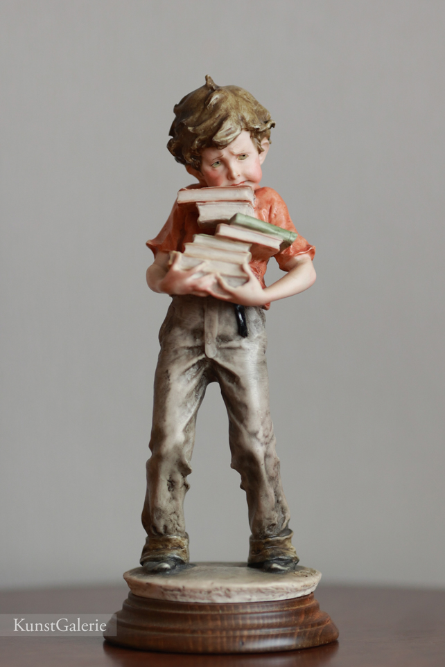 Мальчик с книжками, Giuseppe Armani, Capodimonte, статуэтка, KunstGalerie.ru