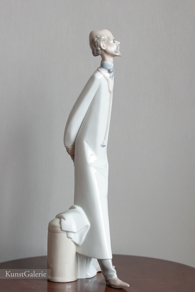 Доктор, фарфоровая статуэтка, Lladro