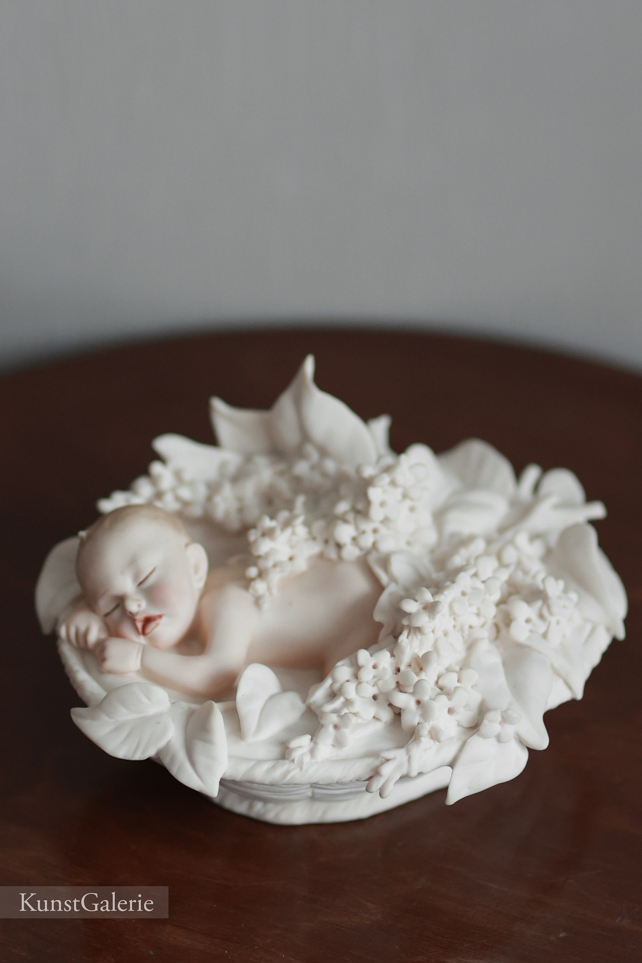 Младенец в сирени, Giuseppe Armani, Florence, Capodimonte, статуэтка, KunstGalerie.ru