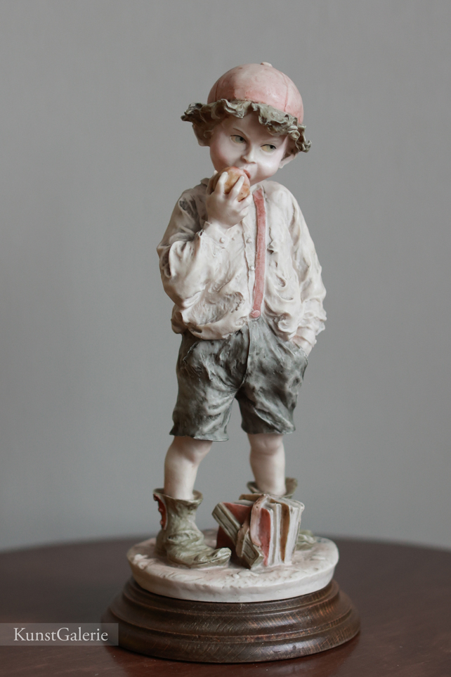Мальчик с яблочком, Giuseppe Armani, Capodimonte, статуэтка, KunstGalerie.ru