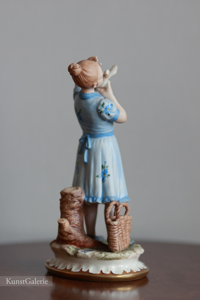 Девочка с голубем и корзинкой, Sandro Maggioni, Каподимонте, статуэтка