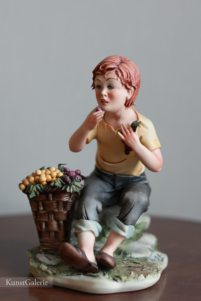 Мальчик с корзиной винограда, Corti, Каподимонте, статуэтка