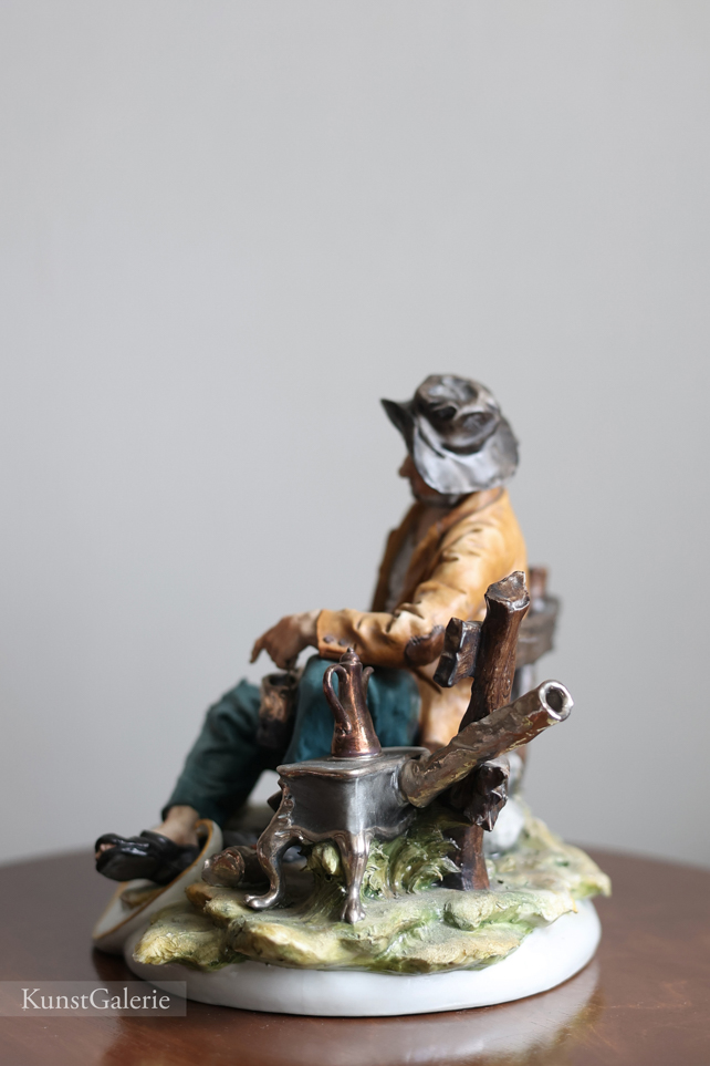Бродяга на скамье, Tosca, Capodimonte, статуэтка