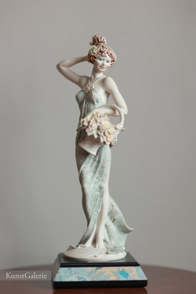 Милая леди с корзинкой цветов, Джузеппе Армани, статуэтка