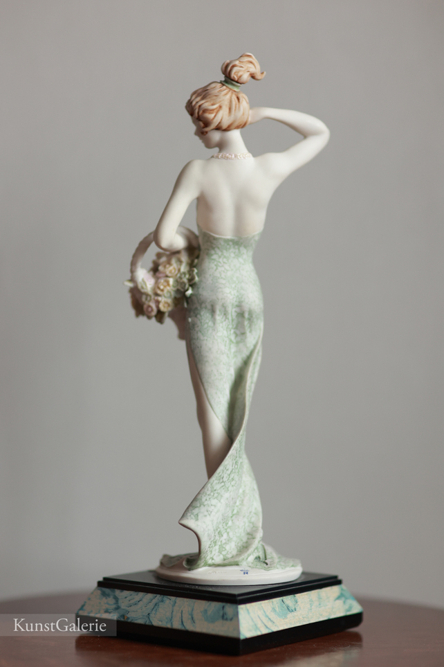 Милая леди с корзинкой цветов, Giuseppe Armani, статуэтка