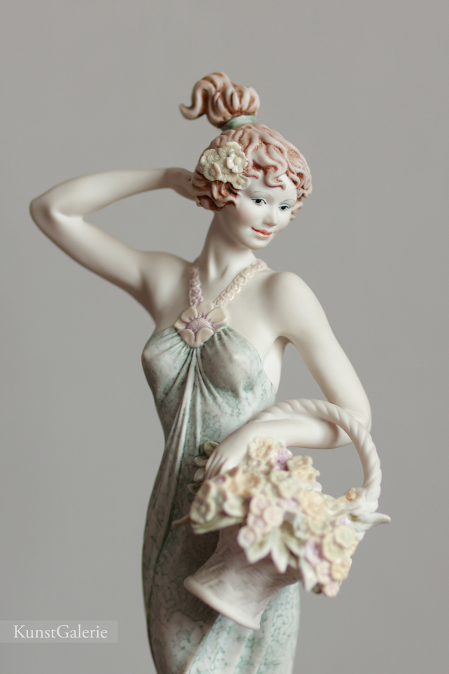 Милая леди с корзинкой цветов, Giuseppe Armani, статуэтка