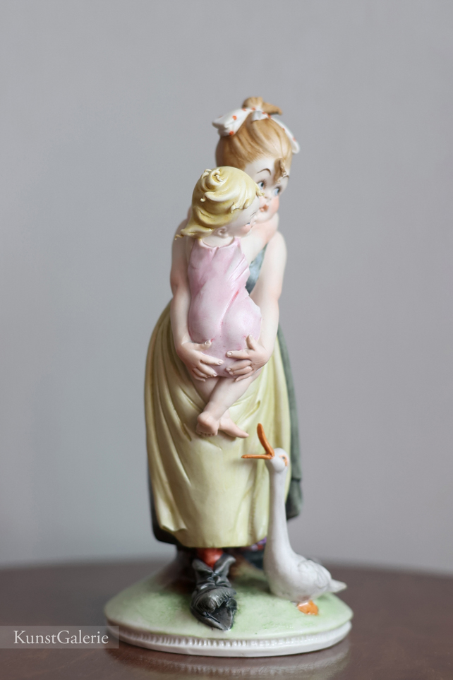 Теплые объятия, Capodimonte, статуэтка