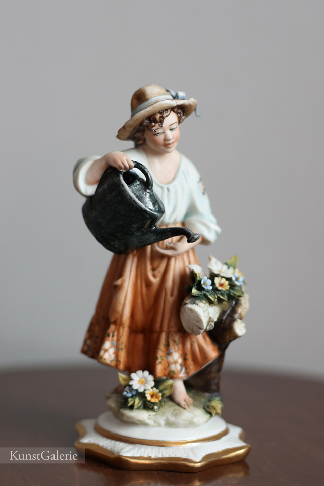 Девочка с лейкой и цветами, Luciano Cazzola, Capodimonte, статуэтка