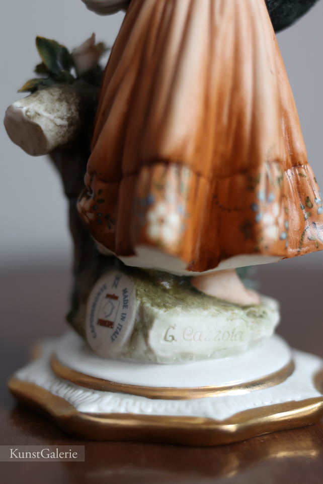Девочка с лейкой и цветами, Luciano Cazzola, Capodimonte, статуэтка