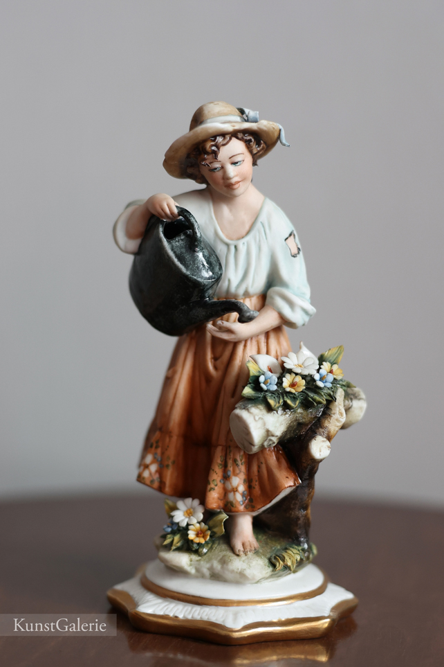 Девочка с лейкой и цветами, Luciano Cazzola, Capodimonte, статуэтка