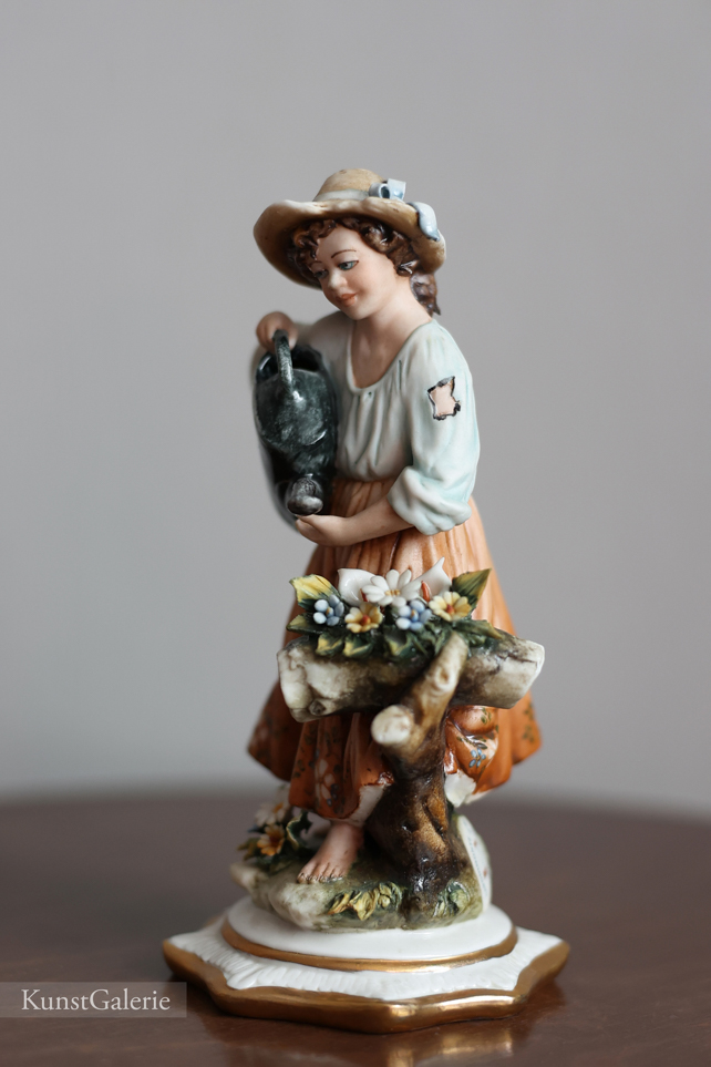 Девочка с лейкой и цветами, Luciano Cazzola, Capodimonte, статуэтка