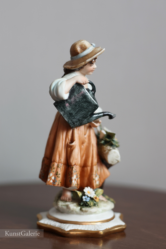 Девочка с лейкой и цветами, Luciano Cazzola, Capodimonte, статуэтка