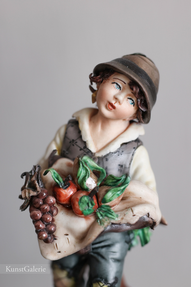 Мальчик с фруктами, Capodimonte, статуэтка