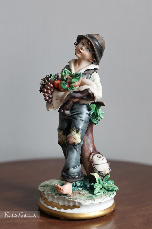 Мальчик с фруктами, Capodimonte, статуэтка
