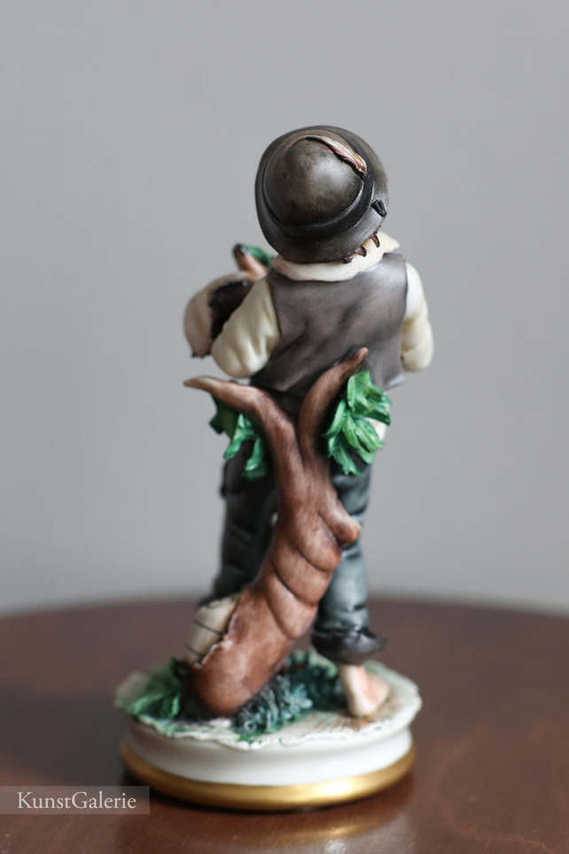 Мальчик с фруктами, Capodimonte, статуэтка