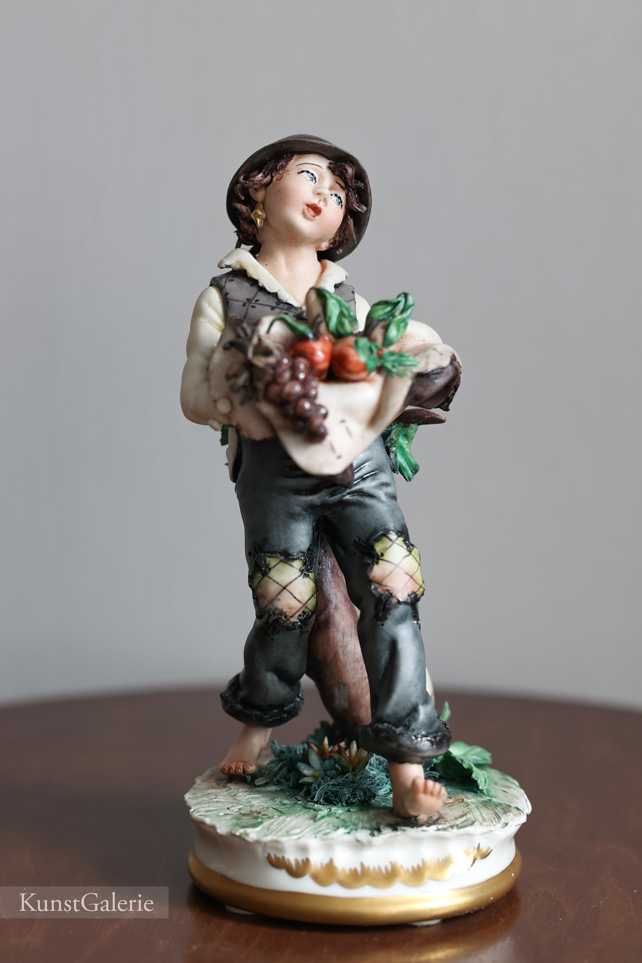 Мальчик с фруктами, Capodimonte, статуэтка