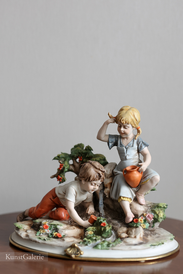 Дети на лужайке, Luigi Giorgio Benacchio, Capodimonte, статуэтка