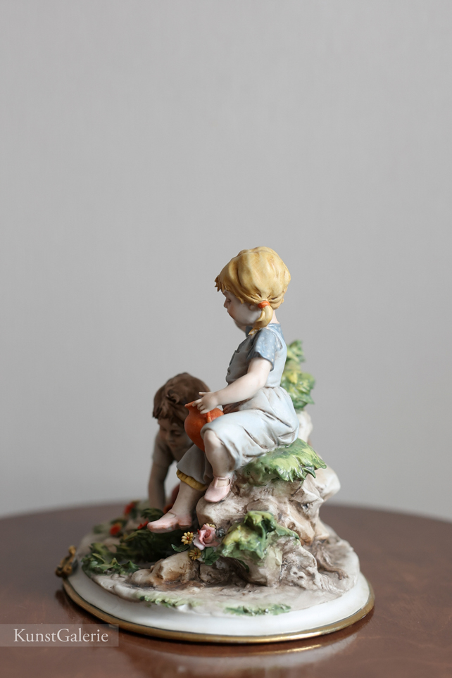 Дети на лужайке, Luigi Giorgio Benacchio, Capodimonte, статуэтка