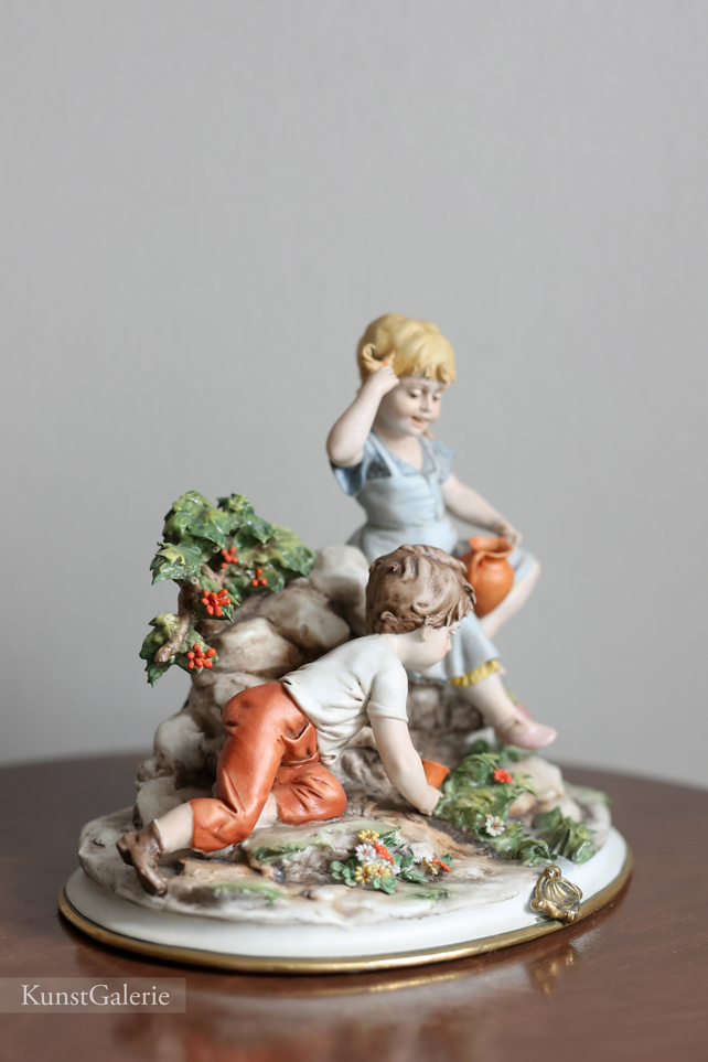 Дети на лужайке, Luigi Giorgio Benacchio, Capodimonte, статуэтка