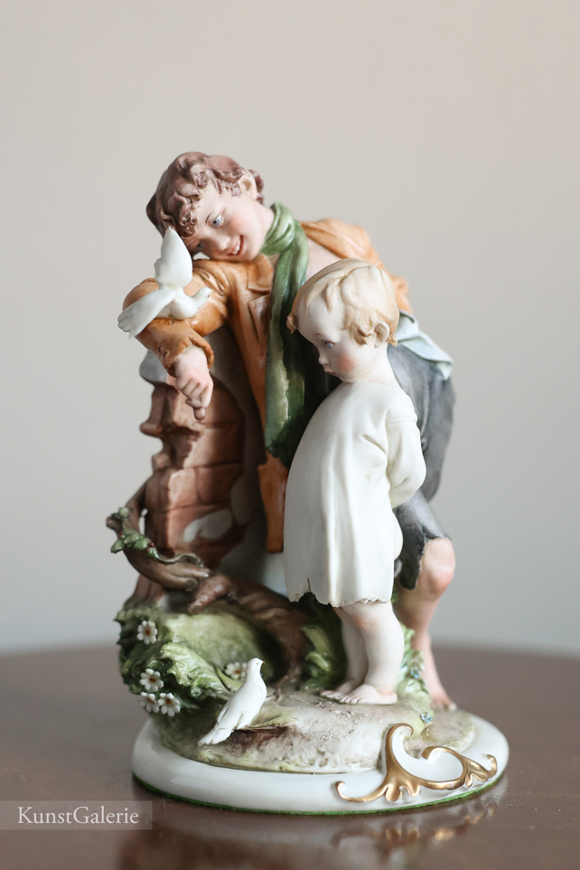 Детишки с голубями, Capodimonte, статуэтка