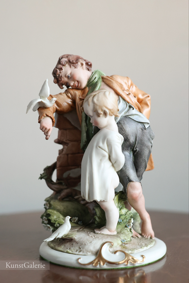 Детишки с голубями, Capodimonte, статуэтка