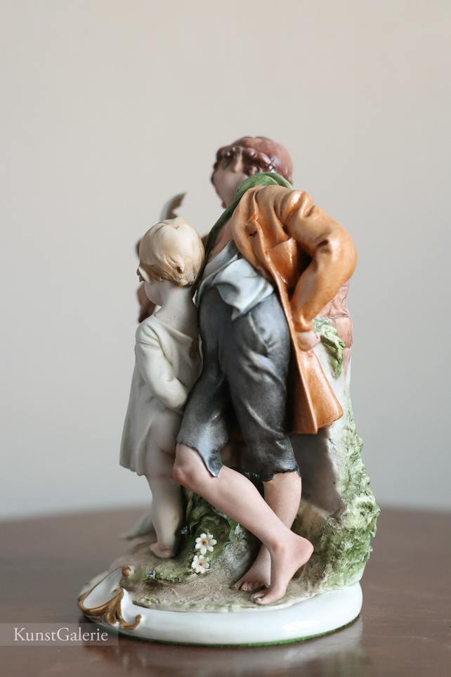 Детишки с голубями, Capodimonte, статуэтка