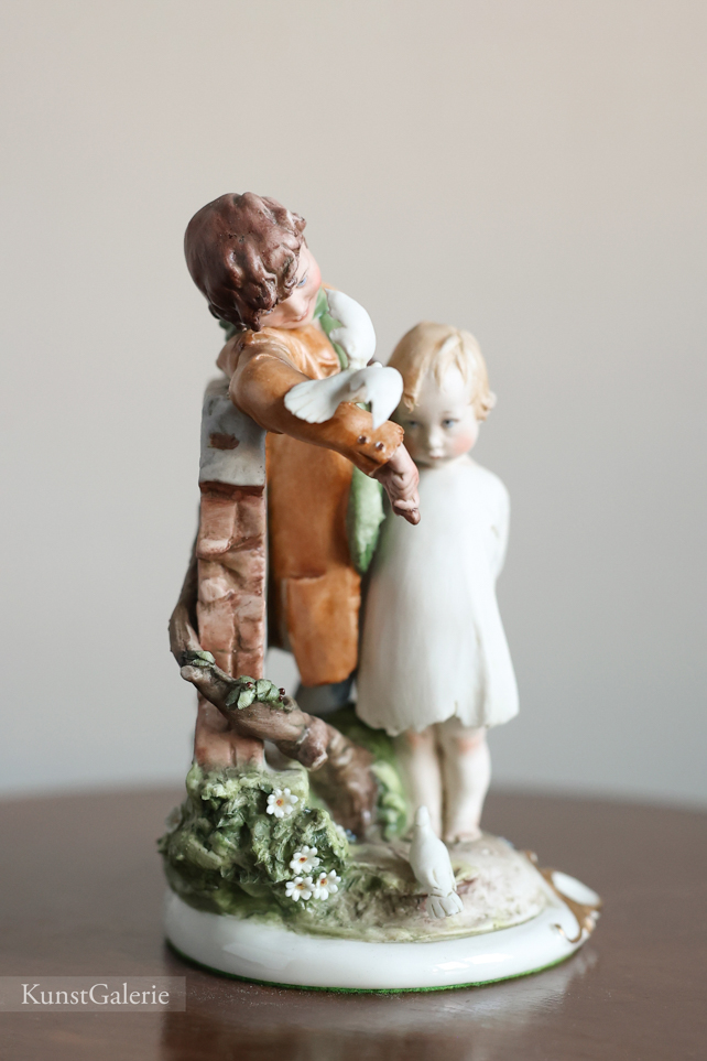 Детишки с голубями, Capodimonte, статуэтка
